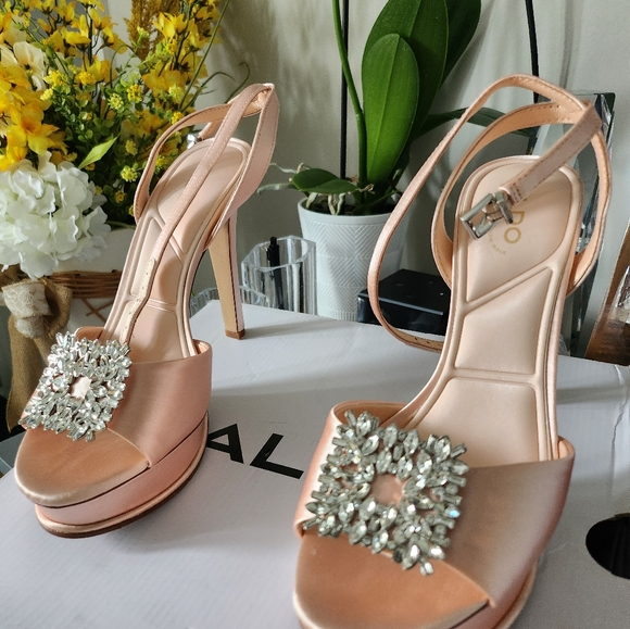 ALDO sandals size 7,true size and handbag , used only one , color: champagne - Picture 1 of 4